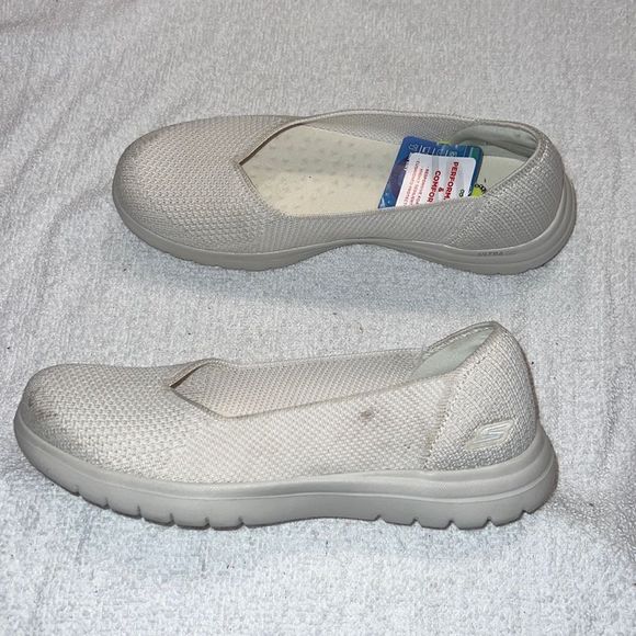 Skechers Shoes - Sketchers air cooled yoga mat